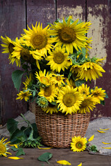 Photo still life sunflowers in a wicker basket