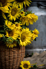 Photo still life sunflowers in a wicker basket