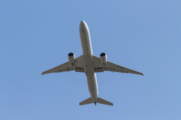 Flugzeug beim Start in der Luft