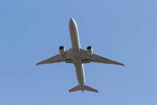 Flugzeug beim Start in der Luft