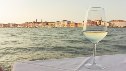 Glas Wein an einem Kanal in Venedig