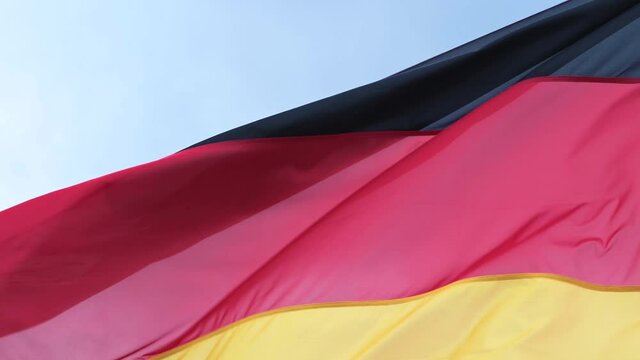 Wehende Deutschland Fahne, Flagge. Symbol mit Himmel im Hintergrund. Viel Platz f&uuml;r Text, selektive Sch&auml;rfe