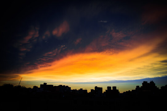 Timelapse atardecer ciudad contraste edificios cielo naranja sol noche