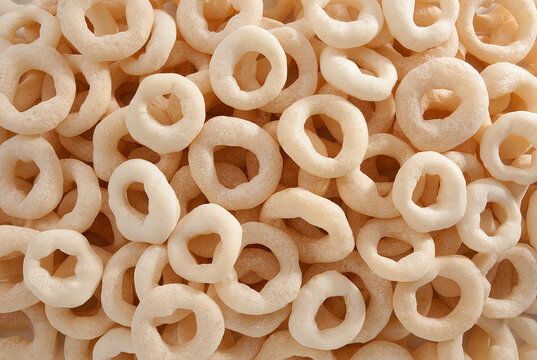 Biscoito de polvilho redondo em close para background.