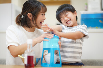 かき氷を作る親子