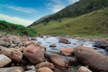 Obraz premium Paisaje del agua de un río corriendo entre las montañas