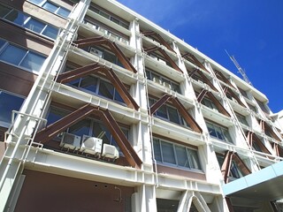 建物に取付けられた耐震装置