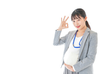 OKサインをする妊娠中のビジネスウーマン