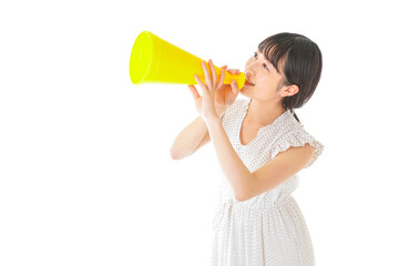 メガフォンを使い応援をする若い女性