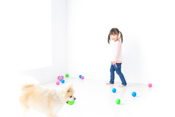犬と一緒に遊ぶ子ども