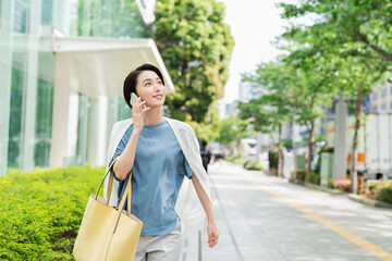 電話をしながら歩く社会人の女性