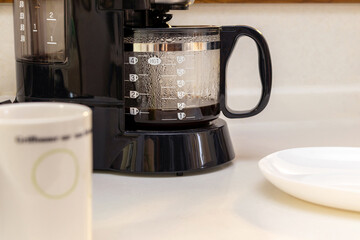 コーヒーメーカーとマグカップ