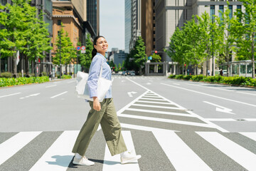 横断歩道を渡るハーフの女性