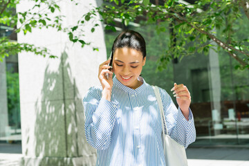 オフィス街で電話をするハーフ女性