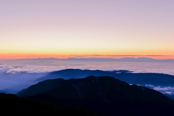 令和３年７月の白山御前峰から眺める日の出前の北アルプスの山なみ