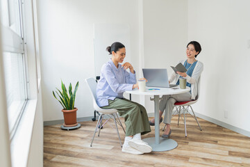 オフィスでミーティングをする2人の女性