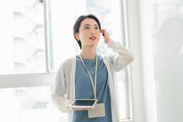 プレゼンをする女性