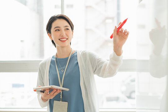 プレゼンをする女性