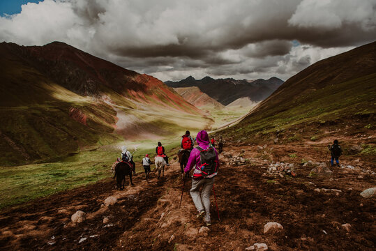 Trekking en monta&ntilde;a Vinicunca, Peru.