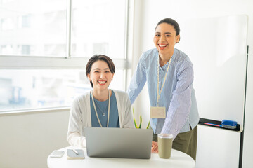 先輩に業務を教わる女性