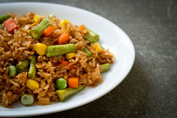  fried rice with green peas, carrot and corn