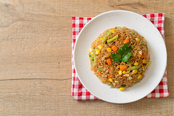  fried rice with green peas, carrot and corn