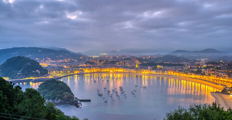 Fototapeta premium The famous La Concha beach in San Sebastian at dawn