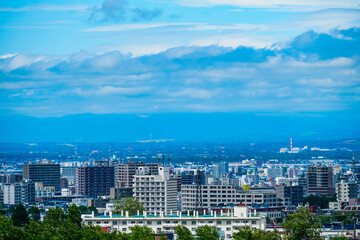 青空と都市風景