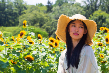 夏イメージ　ひまわりと女性