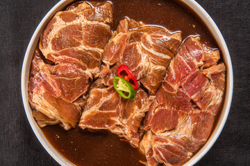 신선한 재료와 간장 양념에 재워서 만든 한국식 돼지 갈비