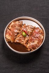 신선한 재료와 간장 양념에 재워서 만든 한국식 돼지 갈비