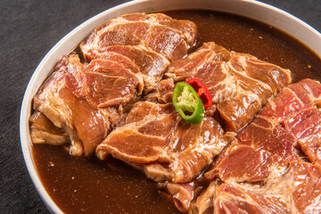 신선한 재료와 간장 양념에 재워서 만든 한국식 돼지 갈비