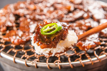 신선한 재료와 간장 양념에 재워서 만든 한국식 돼지 갈비