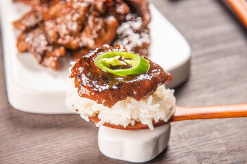 신선한 재료와 간장 양념에 재워서 만든 한국식 돼지 갈비