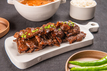 신선한 재료와 간장 양념에 재워서 만든 한국식 돼지 갈비