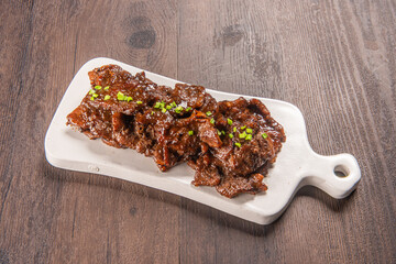 신선한 재료와 간장 양념에 재워서 만든 한국식 돼지 갈비