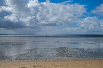 ciel chargé sur une plage