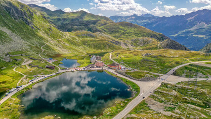 Die ganze Gotthard Passhöhe aus der Luft betrachtet, Schweiz (August 2021) - obrazy, fototapety, plakaty