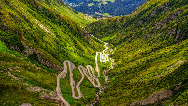 Der alte Tremola-Pass aus der Luft betrachtet, Schweiz (August 2021) 