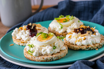 Rice cake sandwiches with cottage cheese 