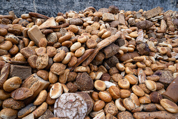 Recycling - Bäckereiabfälle, alte Backwaren werden in der Schweinefütterung verwertet.