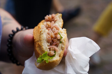 Fischbrötchen Krabbenbrötchen Schrippe in Hand  gehalten