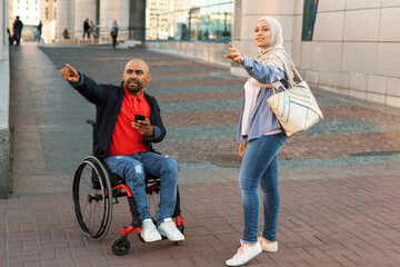 Obraz na płótnie Canvas Muslim woman and man in wheelchair gesturing while talking