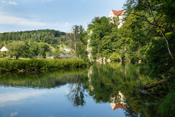 Ausblick auf Schloss Gutenstein an der Oberen Donau im Landkreis Sigmaringen