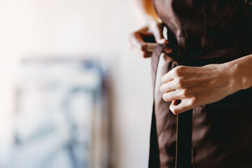 Obraz premium Black student woman wearing apron during class in art school