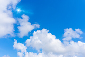 太陽の日差しと爽やかな青空と雲の背景素材_b_04