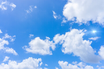 Obraz na płótnie Canvas 太陽の日差しと爽やかな青空と雲の背景素材_b_12
