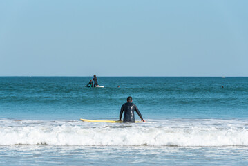 Surfeur en qu&ecirc;te de la vague dans l'oc&eacute;an atlantique en France