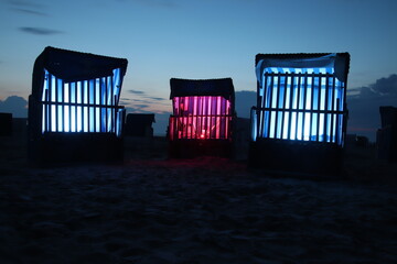 Strandk&ouml;rbe bunt beleuchtet