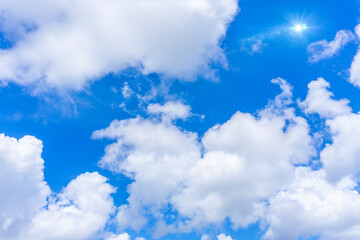 太陽の日差しと爽やかな青空と雲の背景素材_b_18